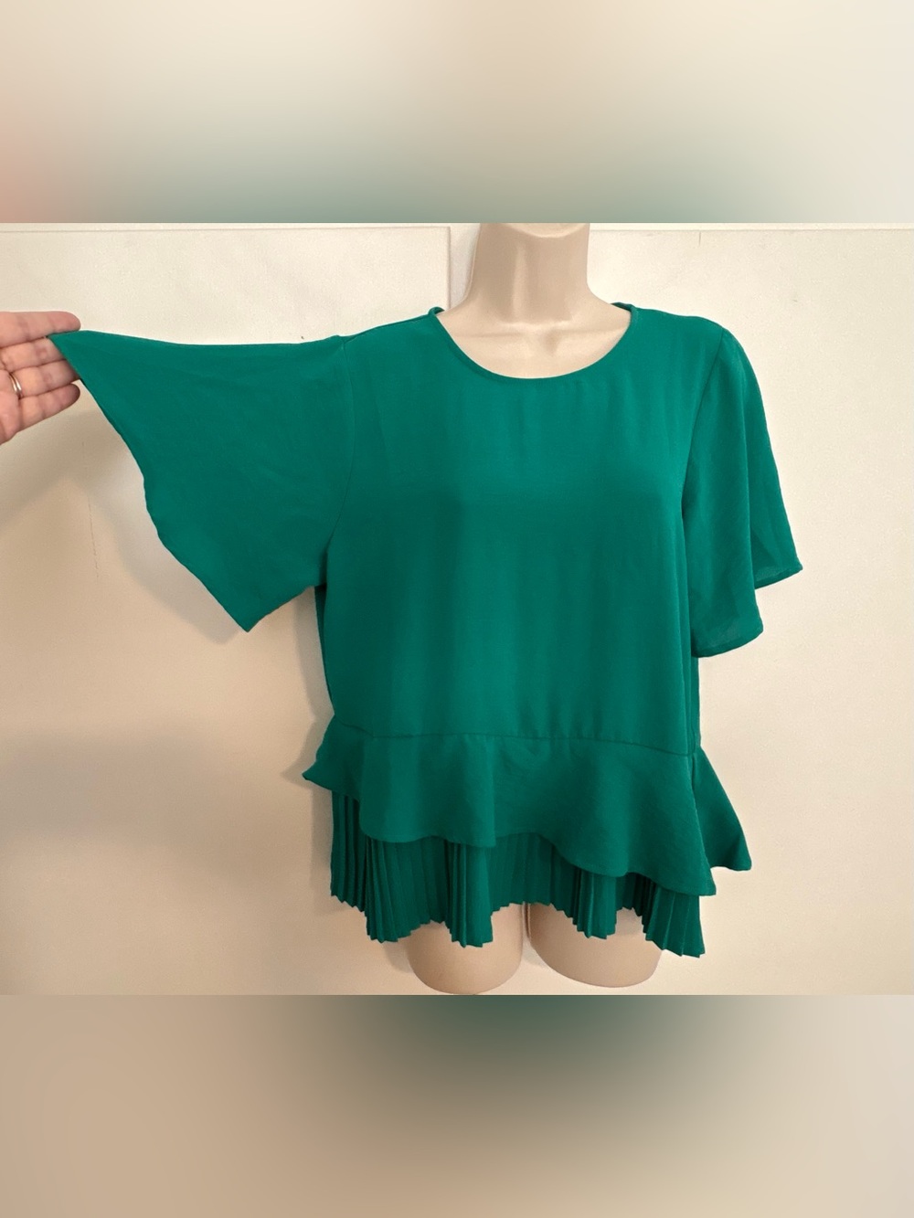 Green Ruffle & Pleated Hem Women's Small Top Black Label by C’est Toi